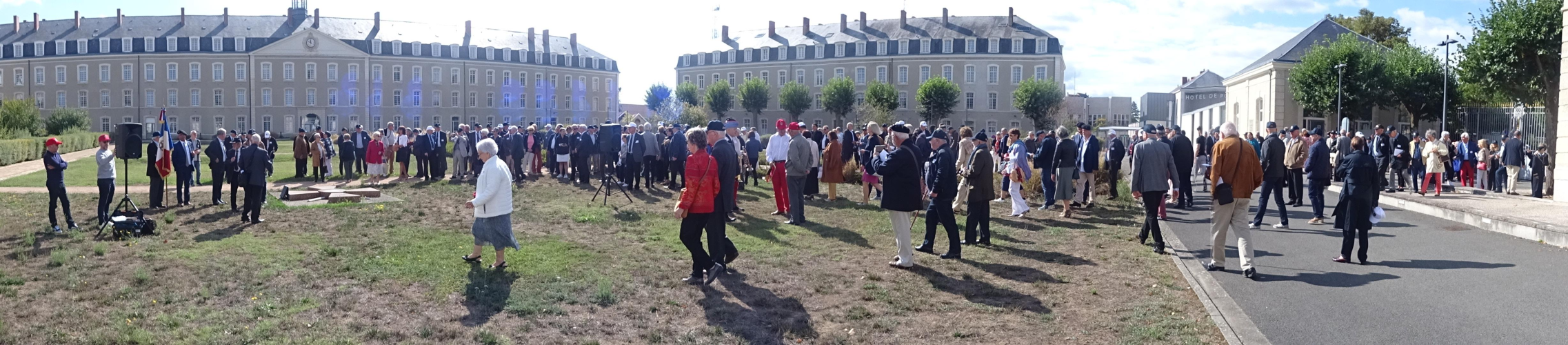 La foule des AET s'étire du monument aux morts à l'entrée de la caserne