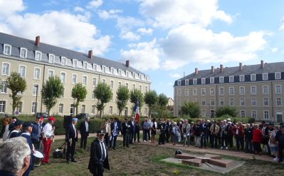 La foule des AET s'étire du monument aux morts à l'entrée de la caserne