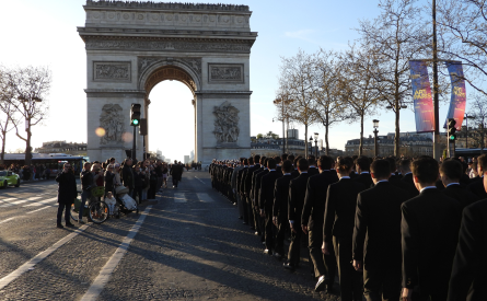 Les élèves des Lycées au tombeau du soldat inconnu