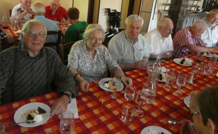 La fin d'un repas de camaraderie...