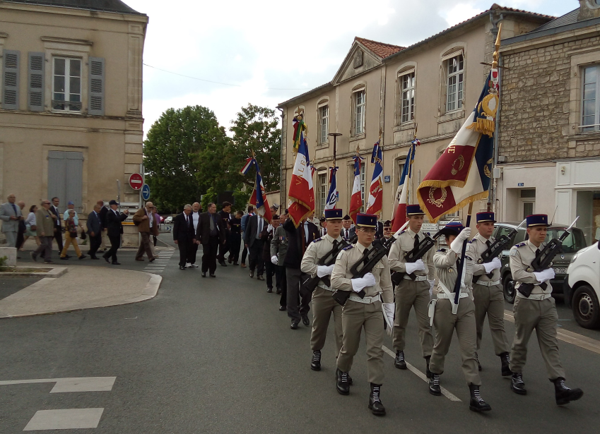 Le drapeau de l'EMPT de Bourges, sa garde et son colonel présents à l'AGE des AET en 2023 à Luçon (85)
